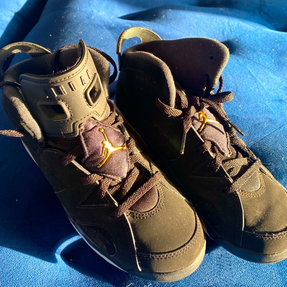Air Jordan 6, Black & Gold, Boys Size 3Y - Picture 2 of 5
